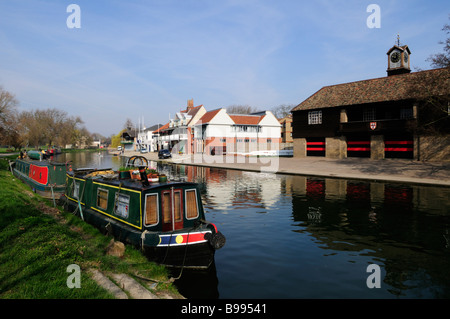 Houseboat e Boathouses canottaggio sul fiume Cam A Midsummer comune Inghilterra Cambridge Regno Unito Foto Stock