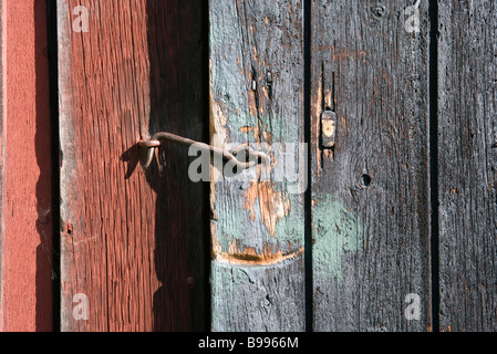 Rusty gancio fermo sulla porta di legno, close-up Foto Stock