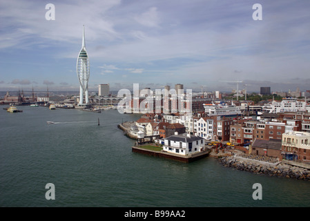 Vista dal mare. L'acqua. Alla pistola Wharf. Spinnaker Tower. White struttura curvilinea. PORTSMOUTH. HAMPSHIRE. In Inghilterra. Foto Stock