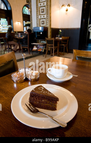 Sacher Tortar o torta Callas Etterem Cafe dall' Opera House Budapest Ungheria Foto Stock