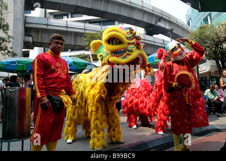 Lion ballerini al Santuario di Erawan nella zona centrale di Bangkok, Thailandia Foto Stock