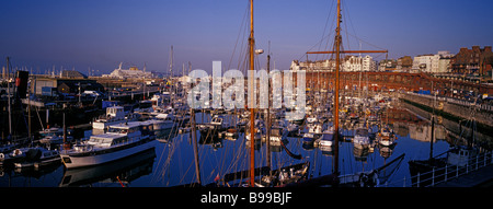 Paesaggio panoramico del Royal Harbour Marina. Porto di Ramsgate. Thanet. Kent. SE Inghilterra. Regno Unito Foto Stock