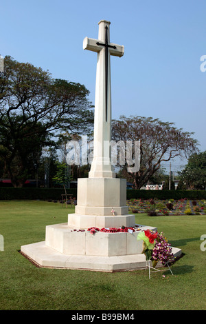 Croce commemorativa presso Allied POW cimitero di Kanchanaburi, Thailandia Foto Stock