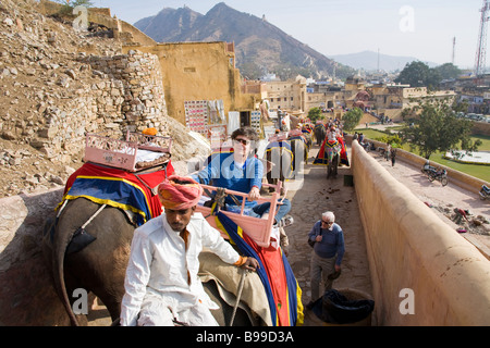 Mahouts e turisti a cavallo di elefanti, Ambra Palace, ambra, vicino a Jaipur, Rajasthan, India Foto Stock