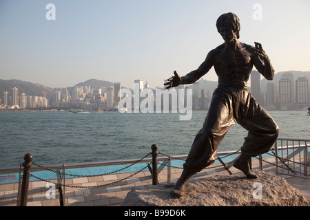 Bruce Lee statua Avenue of Stars e Tsim Sha Tsui Promenade di Hong Kong Foto Stock