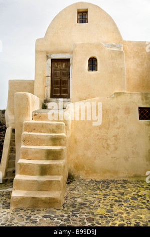 Vista esterna di una casa tradizionale. Pyrgos Village, isola di Santorini, Thera, Cicladi, Mar Egeo, Grecia Foto Stock