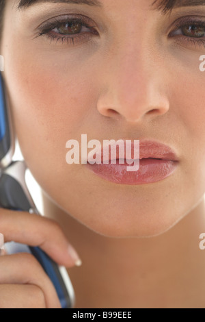 Extreme Close up di una giovane donna che utilizza il telefono cellulare Foto Stock