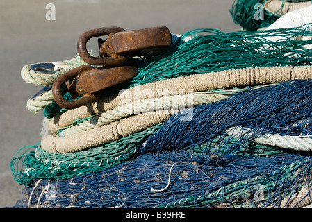 Le reti da pesca e corde in un heap, extreme close-up Foto Stock