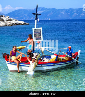 La Grecia Ionica turisti CEPHALLONIA SU UN LOCALE barca da pesca Foto Stock