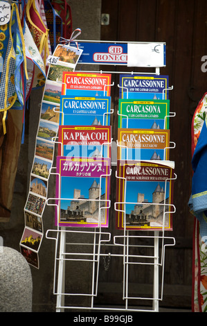 Guide a Carcassonne in varie lingue su un bookstand in Carcassonne Languedoc Francia Foto Stock