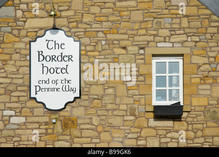 Il confine Hotel, Kirk Yetholm, Roxburghshire, Scotland, Regno Unito... il punto di arrivo del Pennine Way a piedi Foto Stock