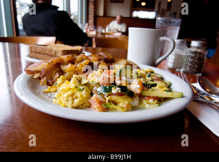 La prima colazione a base di uova strapazzate e patate fritte serviti in Seattle Washington cafe Foto Stock