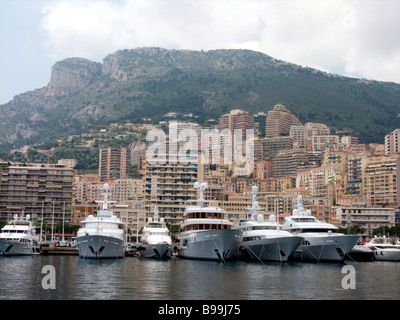 Superyacht Ormeggiato accanto a un altro nel Principato di Monaco Foto Stock