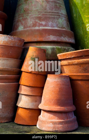 Una vista ravvicinata di pile di argilla vecchi vasi di fiori Foto Stock