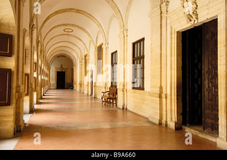 Cortile del monastero Uclés Provincia Cuenca Castilla La Mancha Spagna Foto Stock