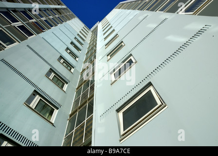Un 1960 Blocco di appartamenti vista verso l'alto con un angolo di cielo blu sopra Foto Stock
