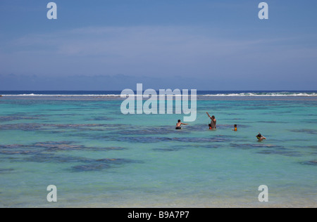 Famiglia polinesiano con attività di pesca nell'Oceano Pacifico - Rarotonga Isole Cook, Polinesia, Oceania Foto Stock