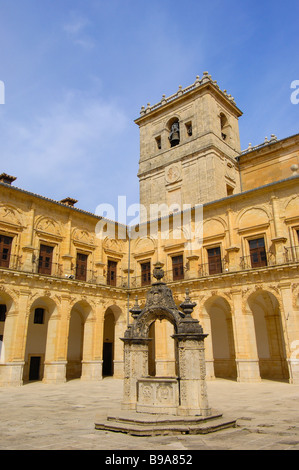 Cortile del monastero Uclés Provincia Cuenca Castilla La Mancha Spagna Foto Stock