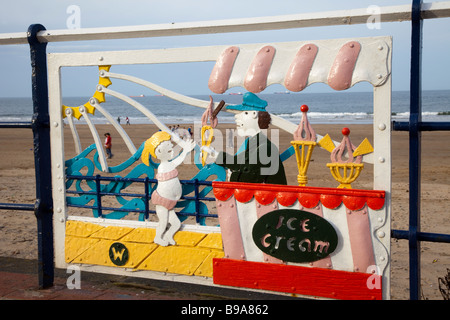 Scene di mare, pannelli di ferro battuto colorato opere d'arte sulla passeggiata spianata ringhiere a Saltburn, Teesside (Cleveland), Inghilterra nord-orientale, Regno Unito Foto Stock
