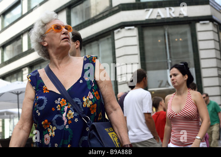 Una vecchia donna in abiti estivi a Budapest, Ungheria Foto Stock