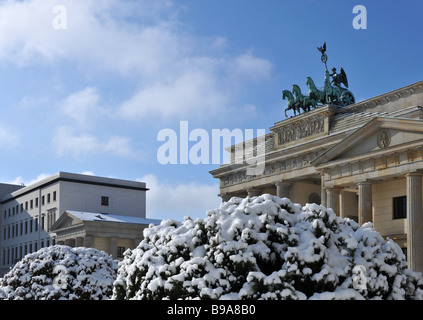 Berlin Paris Square porta di Brandeburgo quadriga con la neve Foto Stock