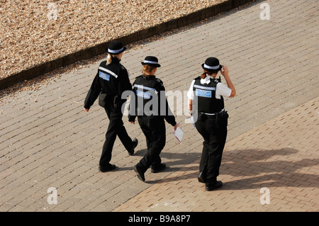 Tre comunità di polizia responsabili di supporto PCSO s camminando lungo il lungomare di Brighton Regno Unito Foto Stock