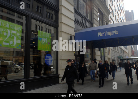 Un molo 1 store su abbassare Fifth Avenue a New York sabato 14 marzo 2009 Richard B levine Foto Stock