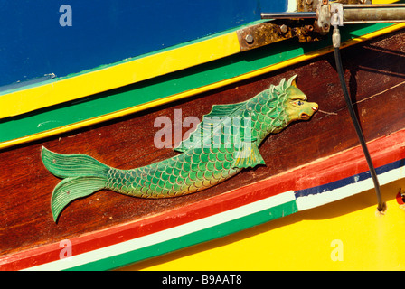 In legno intagliato trincarino decorazione su un tradizionale luzzu barca da pesca di Marsaxlokk Malta Isole Maltesi Mare Mediterraneo Foto Stock