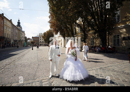 Sposa e lo sposo IN PIAZZA RYNOK LEOPOLI LEOPOLI UCRAINA LVIV UCRAINA 01 Settembre 2007 Foto Stock