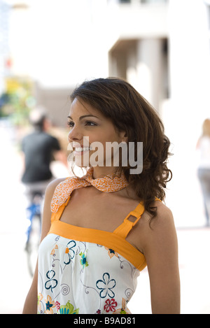 Giovane donna sorridente all'aperto Foto Stock