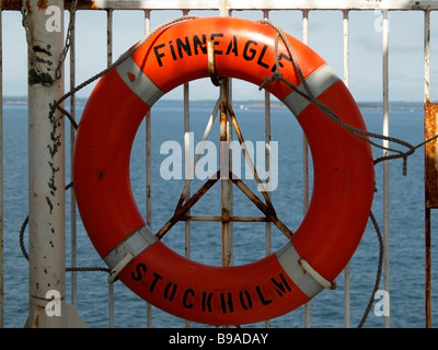 Lifebelt sul traghetto Finneagle sul ponte superiore Foto Stock