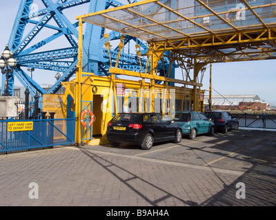 Vetture caricate sulla gondola del trasportatore ponte sopra il Fiume Tees a Middlesbrough Foto Stock