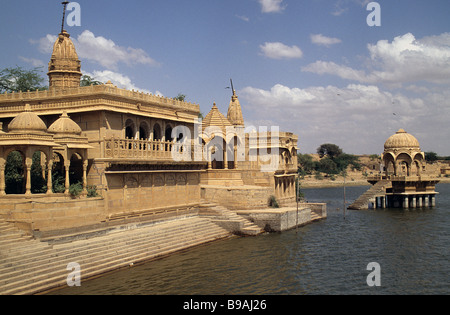 Jaisalmer, Rajasthan, India, templi a bordo del Gadi Sagar serbatoio acqua. Foto Stock