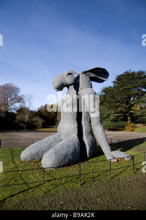 Signora Lepre, una scultura nello Yorkshire Sculpture Park, uno dei leader in Europa open-air gallerie Foto Stock