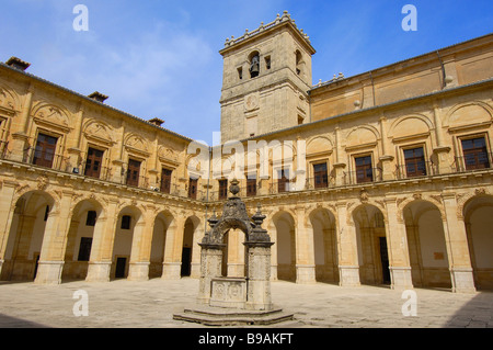 Cortile del monastero Uclés Provincia Cuenca Castilla La Mancha Spagna Foto Stock