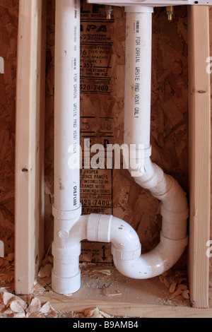 In sgrossato plumbing drain in nuova costruzione in casa Foto Stock