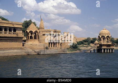 Jaisalmer, Rajasthan, India, templi a bordo del Gadi Sagar serbatoio acqua. Foto Stock