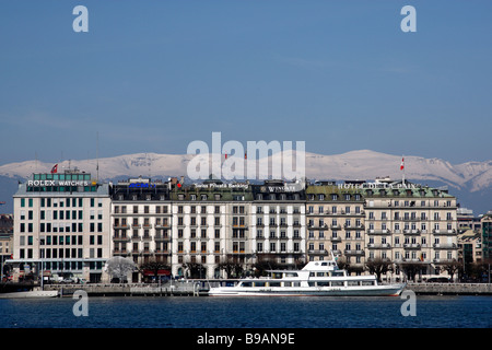 Edifici lungo il lungomare quai du Mont Blanc il lago di Ginevra SVIZZERA Foto Stock