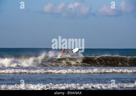 Surfer tergi sul break a Playa Dominical in Puntarenas, Costa Rica. Foto Stock