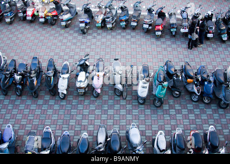Moto, scooter moto parcheggiata in righe nel quartiere Beitun, città di Taichung, Taiwan Foto Stock