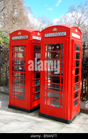 Due tradizionali inglesi red le cabine telefoniche in Russell Square, Londra. Foto Stock