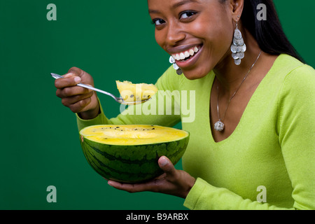 Donna mangiare anguria Foto Stock