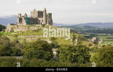 Rocca di Cashel e Hore Abbey di seguito. Gli edifici nella parte superiore della roccia glow nelle prime ore del mattino sun. Hore Abbey si illumina al di sotto di Foto Stock