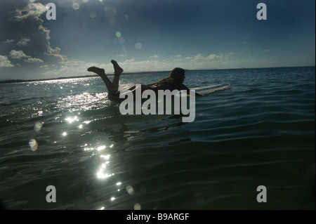 Surfer chick rema fuori Foto Stock