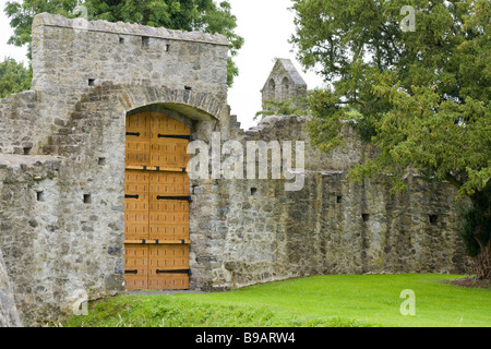 Nuove porte in legno. Visto da dentro le mura del castello appena costruito porte realizzate in modo tradizionale bar l'uscita throu Foto Stock