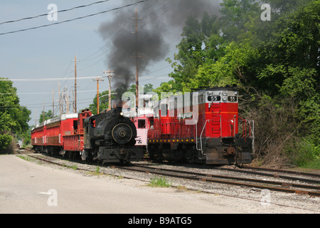 Flagg Coal Company 75 restaurato locomotiva a vapore e GP7 Diesel locomotiva elettrica al Libano Mason Monroe Railroad Foto Stock