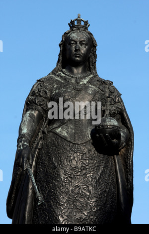 Statua in bronzo della regina Victoria è stato progettato ed eseguito da Sir Edgar Boehm. Fu eretto nel 1887 in festa della regina Foto Stock