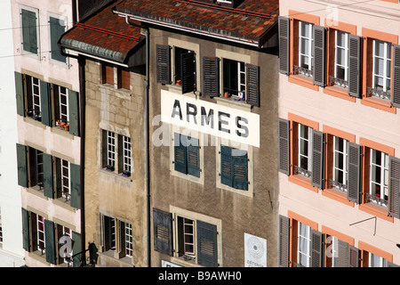Vista lungo Place Madeleine un tipico street nella città vecchia di losanna svizzera Foto Stock