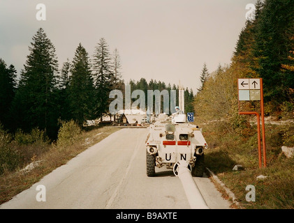 VAB dell'ONU di pattuglia nei pressi di Sarajevo Bosnia Europa Legione Straniera francese primavera 1994 Foto Stock