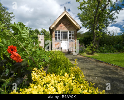 Giardini e un vittoriano ristrutturato casa estiva in collina vicino giardini, Warwick. Regno Unito Foto Stock